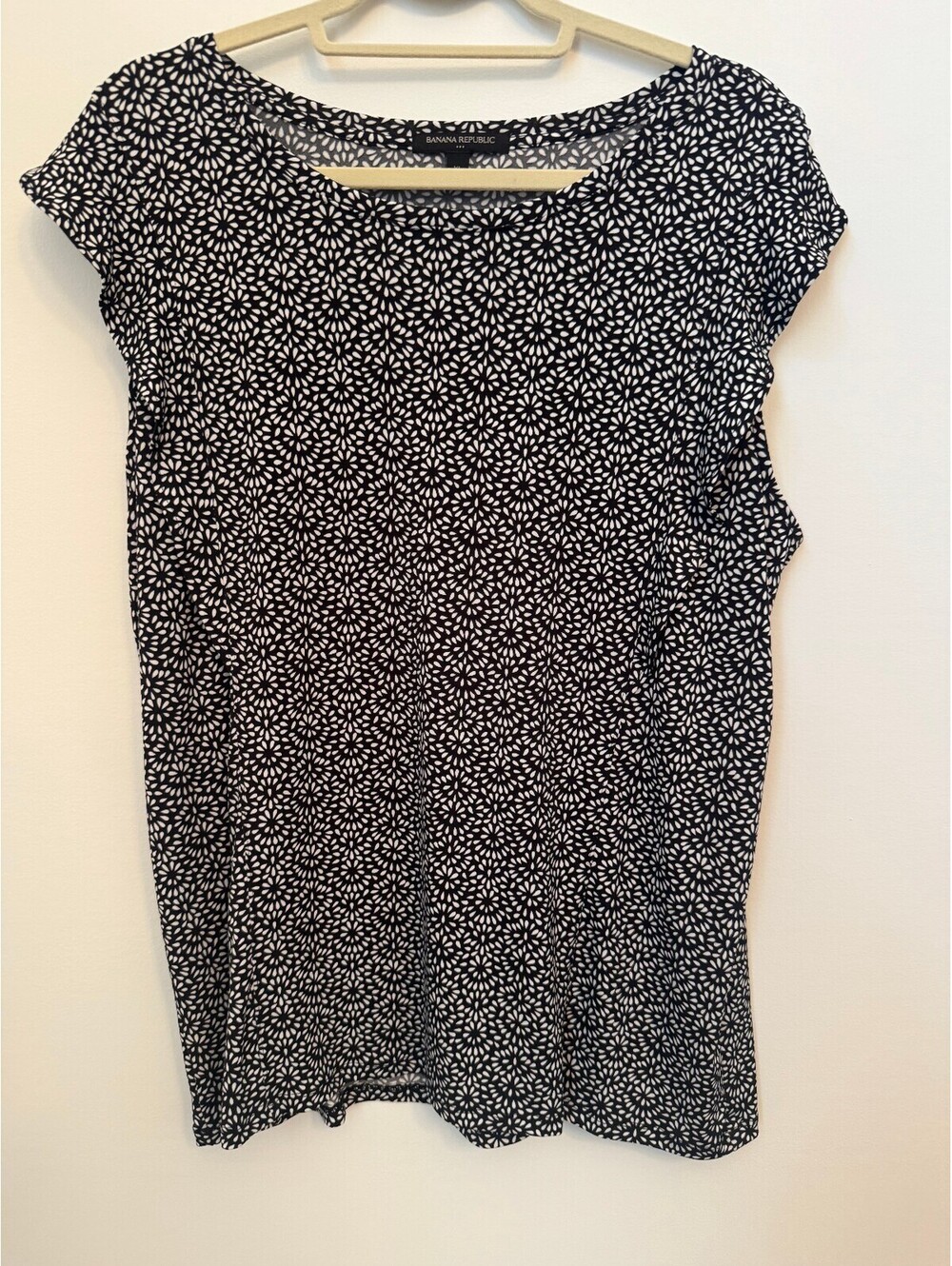 Banana Republic black white patterned short sleeve top
